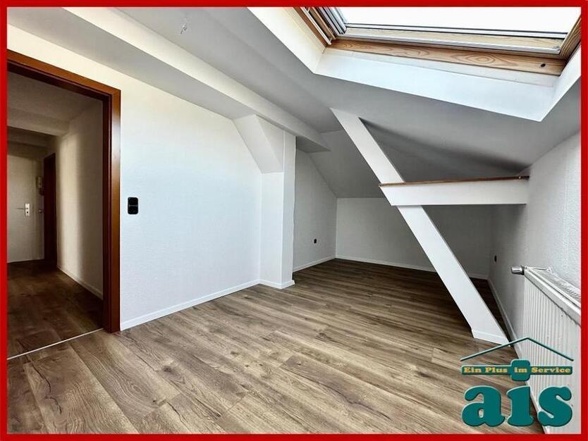 ais-GmbH bietet an: Renovierte 4 Zimmer Wohnung in der Südstadt.