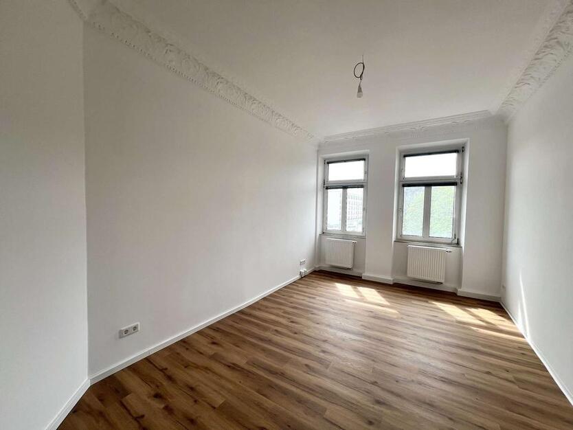 HEGERICH: Umfassend renovierte 4-Zimmer AltbauWohnung in sehr zentraler Lage!