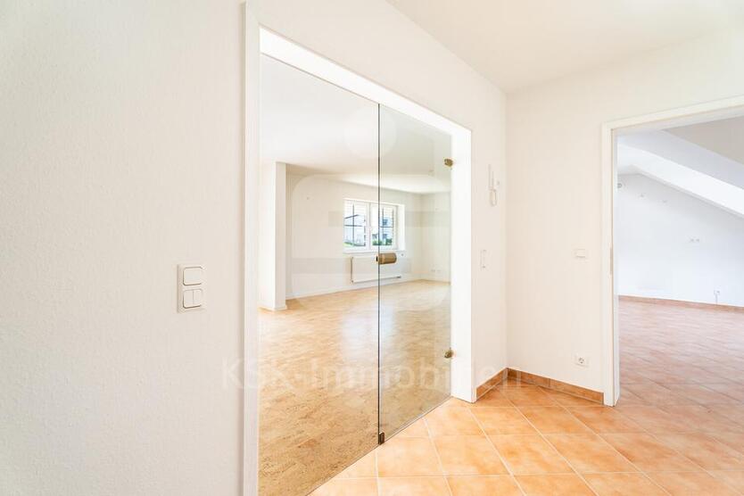 Großzügige Dachgeschoßwohnung mit Südterrasse und Blick ins Grüne in Lohmar.