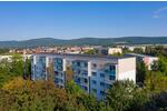 Sonniger Balkon mit Aussicht auf den Roten Berg. 3-Raum-Wohnung mit Wanne zimmer