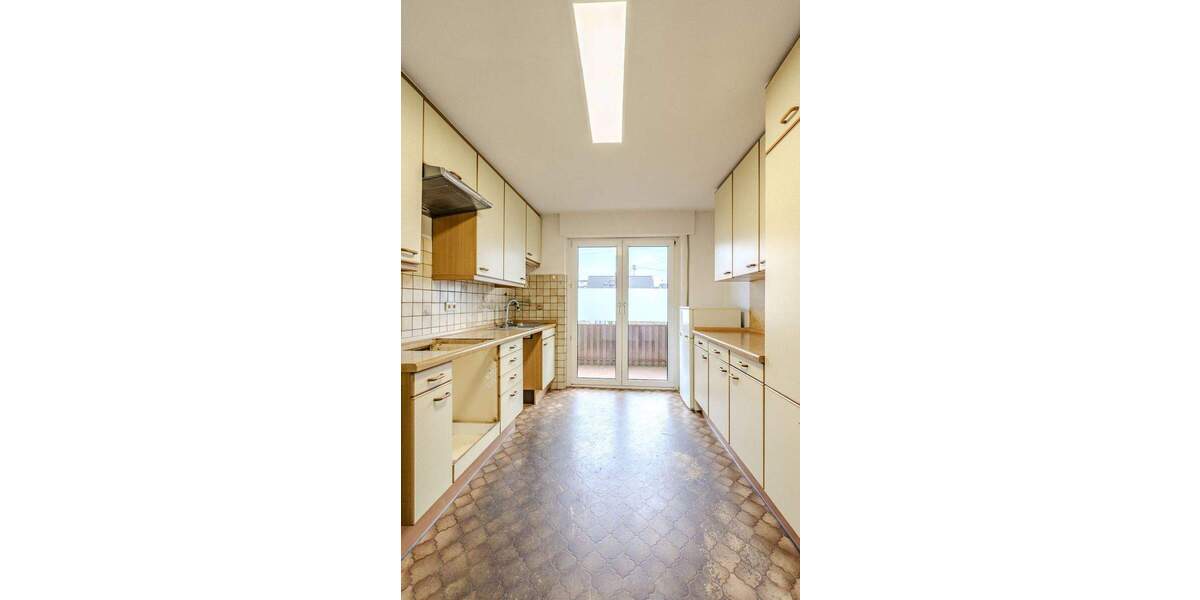 Attraktives Zweifamilienhaus mit ausgebautem DG, großem Grundstück und Entwicklungspotenzial 8 zimmer