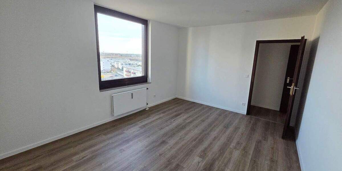 Renovierte 3-Zimmer-Wohnung mit neuem Boden, neuen Wänden, Balkon, Wannenbad, Gäste-WC, Aufzug 3 zimmer
