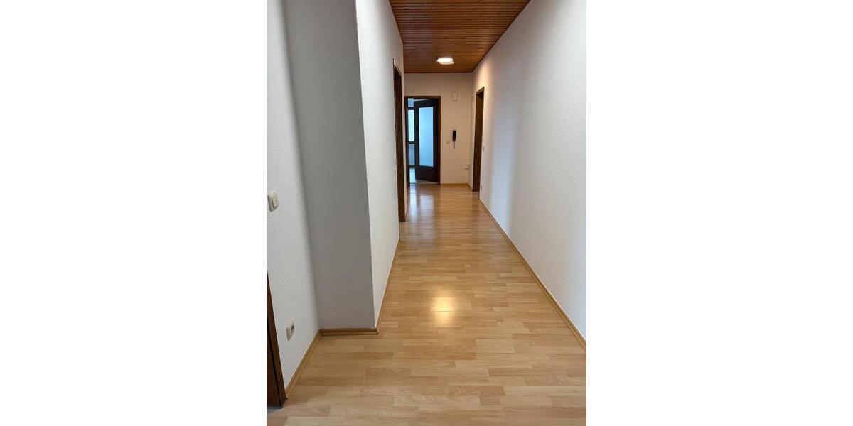 Dachgeschoßwohnung Rosbach vor der Höhe - 4.5 Zimmer, 105 m&sup2;, 1.050&euro; | Angebot:25310192