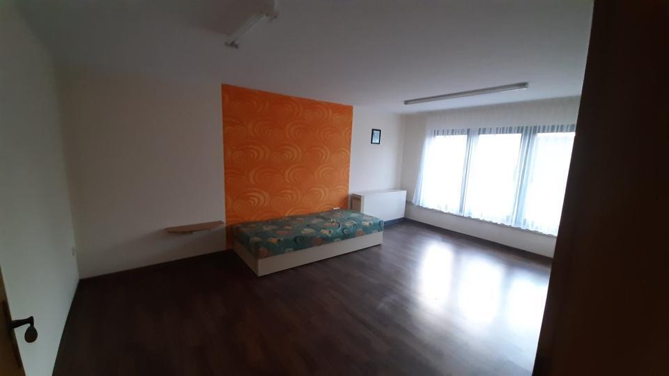Wohnhaus vollunterkellert m. Dachausbau u. Nebengebäude m. 2 Fewo