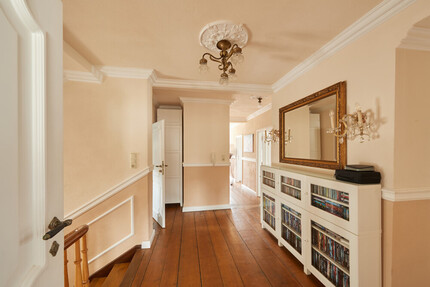 Helle, exklusive Dachgeschoss-Wohnung in außergewöhnlicher, generalsanierter Stadtvilla in bester Innenstadtlage von 83435 Bad Reichenhall