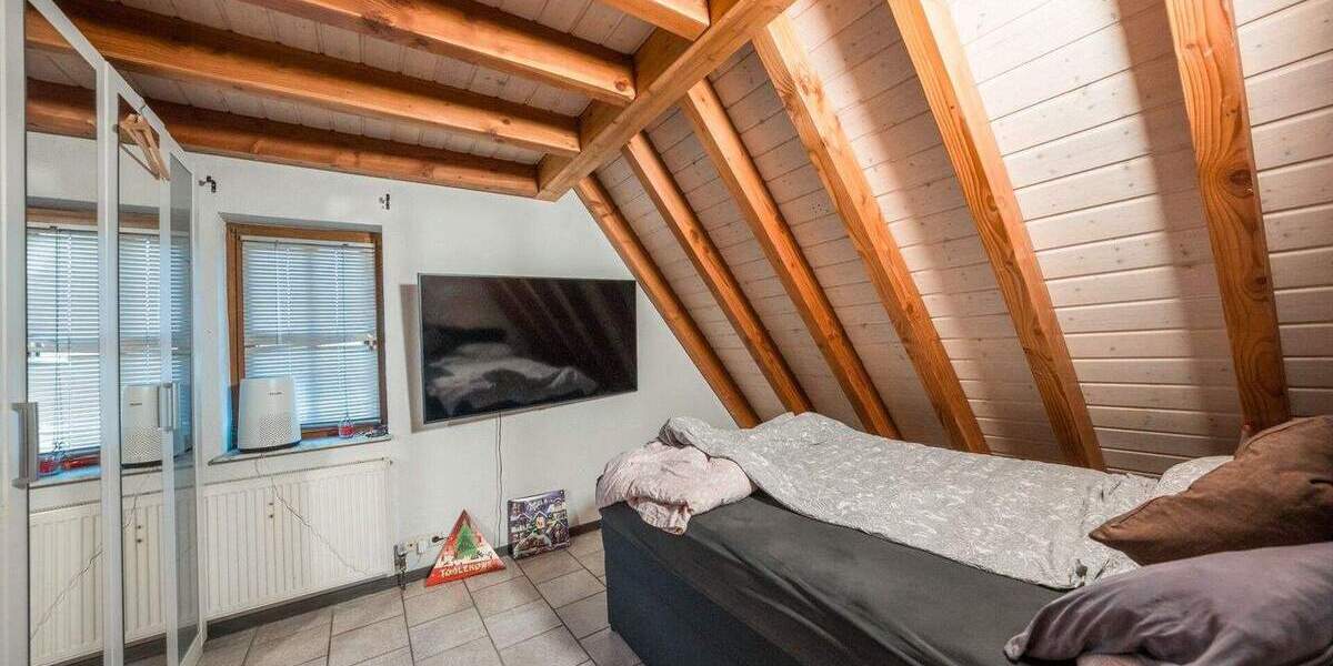Helle Dachgeschosswohnung mit ausgebauter Bühne, Stellplatz und wunderschönem Ausblick auf die Felder von Leutenbach 4 zimmer