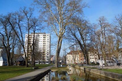 KERNSANIERTES WOHN- UND GESCHÄFTSGEBÄUDE MIT STELLPLÄTZEN NÄHE KARLSPLATZ