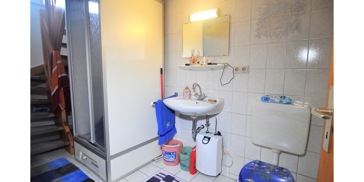 Ihr Deal: 3 Häuschen, 3 Garagen, bis zu 5 WE, davon nur 2 vermietet. HEIZUNG IST NEU! - Mehrfamilienhaus, Wohnhaus Schmitten | Angebot:26781264
