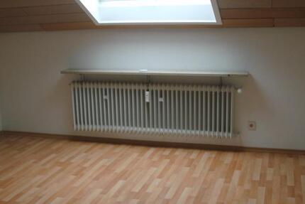 Ruhige 4-Zimmer-Dachgeschoß-Wohnung mit Balkon und Garage 4 zimmer