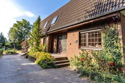 Zweifamilienhaus, riesig groß, sofort frei!