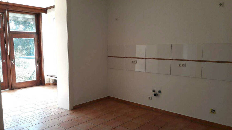 Zum Verkauf bieten wir an: ein großes Wohnhaus (Altbau) mit 3 Wohnungen und 2 Garagen in stadtnaher Wohnlage