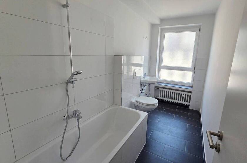 Frisches Wohngefühl! Modernisierte 3-Zimmer-Wohnung! Balkon, neues Bad, neuer Boden, Aufzug