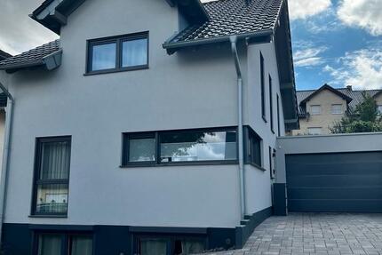 Moderne Doppelhaushälfte mit großer Garage und Wärmepumpe zimmer