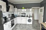 Helle 3 Zimmer Wohnung mit 2 Balkonen und EBK in zentraler Lage von D-Rath!