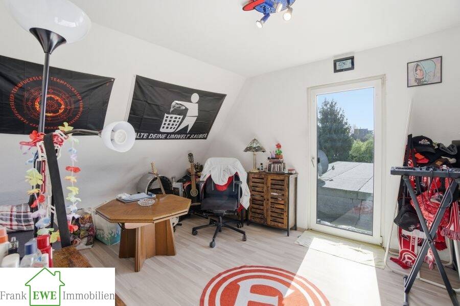 Mehrfamilienhaus, Wohnhaus Düsseldorf Hassels Hassels - 8 Zimmer, 230 m&sup2;, 759.000&euro; | Angebot:26363078