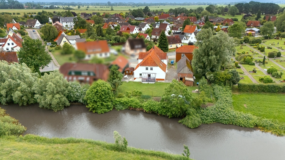 Historisches Mehrfamilienhaus in direkter Flusslage mit großem Entwicklungspotenzial - Mehrfamilienhaus, Wohnhaus Neuhaus (Oste) | Angebot:27225040