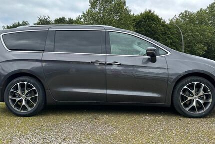 Chrysler Pacifica 82.000 km 32.999 &euro; Hamburg 22309
