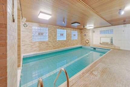 Wohnhaus mit Bürotrakt und Pool im Untergeschoss auf rund 118 m² Wohn- und rund 175 m² Bürofläche 7 zimmer