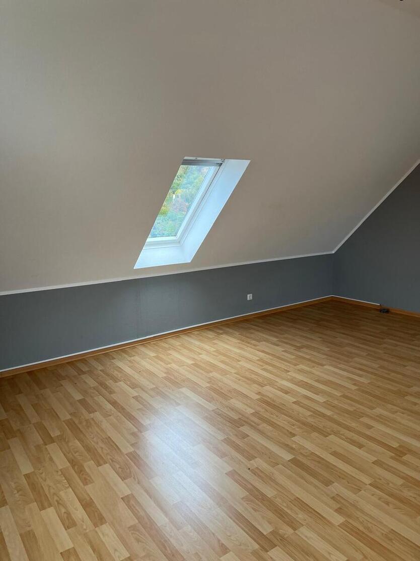 Helle 3,5-Zimmer-Galeriewohnung in Mockritz mit Balkon ( EBK + weitere Möbel können erworben werden) 2.5 zimmer