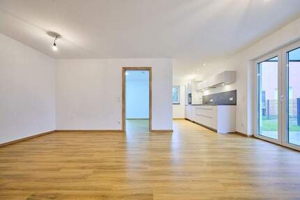 Barrierefreie 2-Zimmer-EG-Wohnung mit Einbauküche, Stellplatz & Terrasse in Straubing 2 zimmer