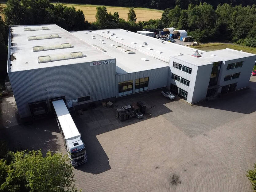 Produktions- und Lagerhallen mit Verwaltungsgebäude, Trafostation und Bauland!