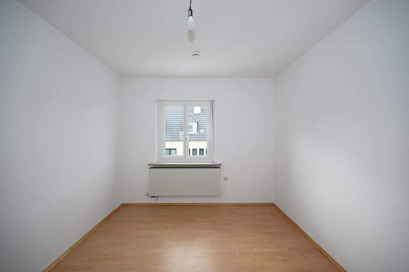 Wohnen im ruhigen Umfeld! Ältere und preiswerte 3-Zimmer-Wohnung in schöner Größe 3 zimmer