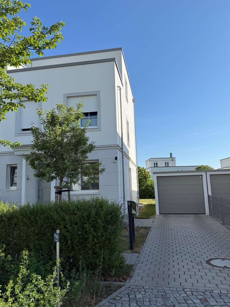 Haus zum Mieten in Potsdam 2.832,18 € 145 m²