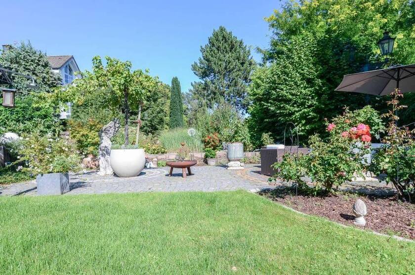 Exklusives Einfamilienhaus mit 2 EinliegerWohnungen* hochwertige Ausstattung * großzügige Raumaufteilung * Wellnessbe...