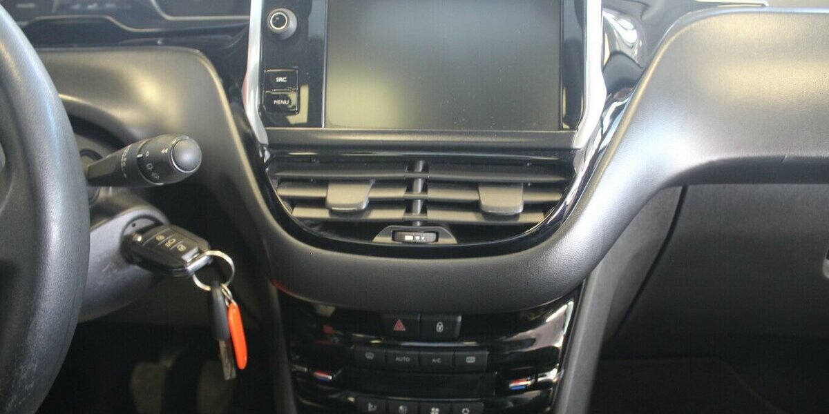 Peugeot 208 PureTech 82 Style - Panorama - 88.339 km 7.980 &euro; Euskirchen 53881