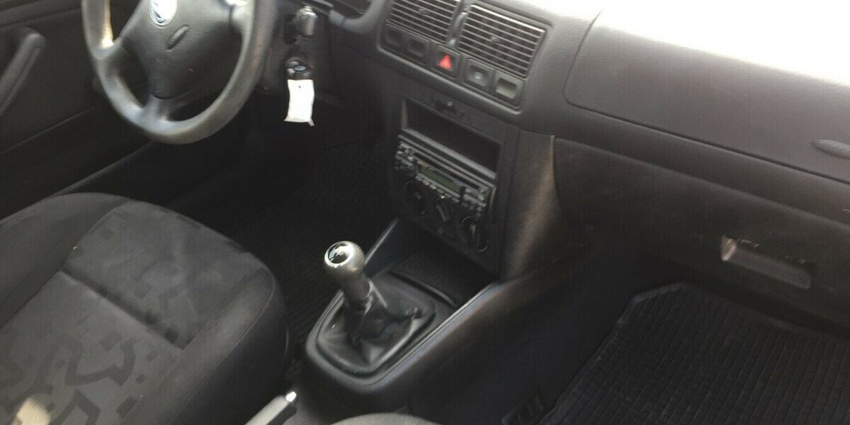 VW Golf 4 Türig,Tüv 01/28! 220.000 km 1.500 &euro; Himmelkron 95502