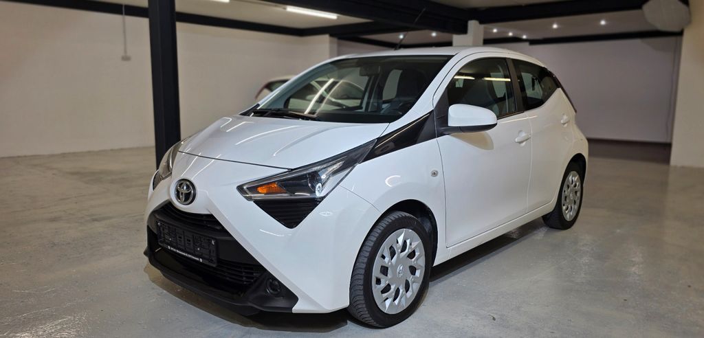 Toyota Aygo (X) 57.980 km 9.299 &euro; Versmold 33775