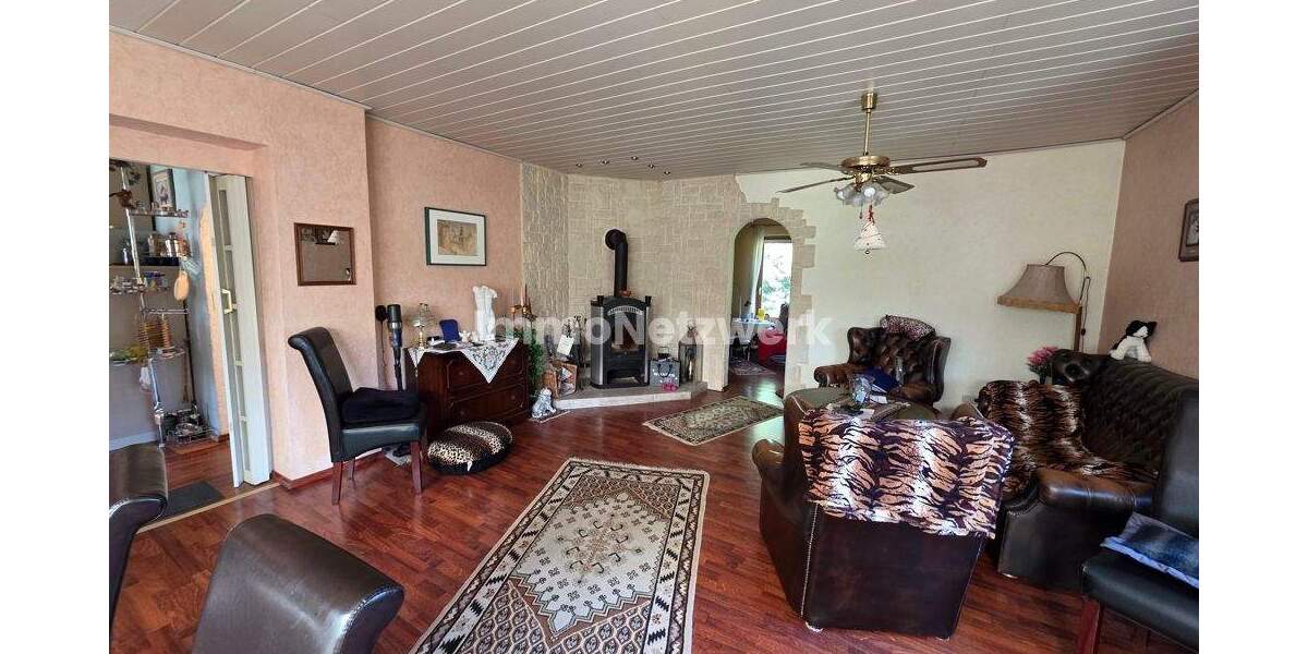 Familientraum in Neunkirchen: 205 m² Zweifamilienhaus mit Garten, Sauna, Loggia und Wintergarten. 8 zimmer