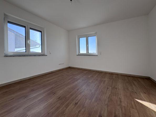 VH3533 Teilbares Gewerbeanwesen mit Neubauhalle, Büros und BetriebsleiterWohnung ca. 20 km südöstlich von Regensburg
