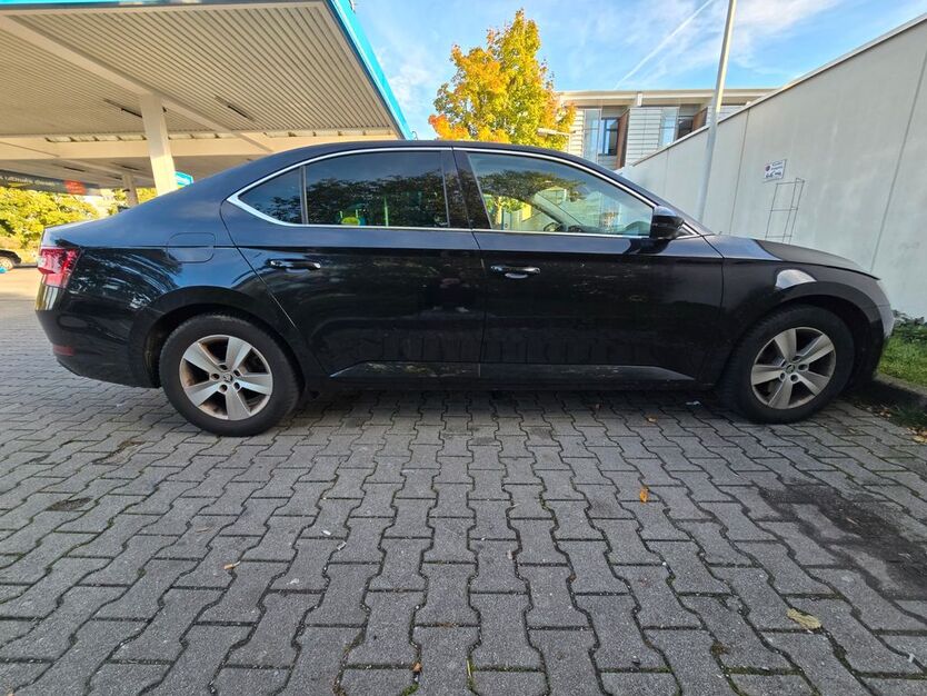 Skoda Superb 115.925 km 22.000 € München 81475