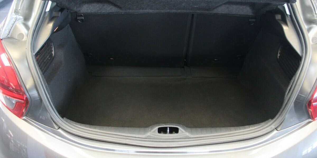 Peugeot 208 PureTech 110 Allure - Panorama - 84.341 km 8.980 &euro; Euskirchen 53881