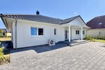 Jetzt Miete möglich! Winkelbungalow 5 km bis Neubrandenburg, Baujahr 2022, Doppelgarage, EBK,Carport - Einfamilienhaus Sponholz | Angebot:25929684