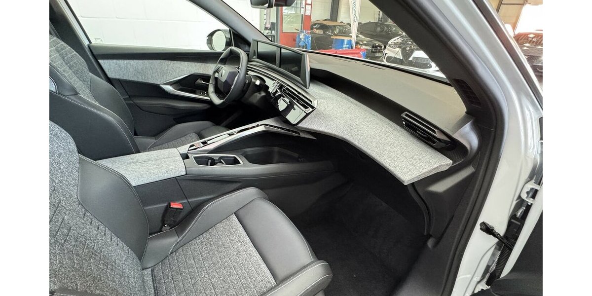 Peugeot 5008 145 Mild Hybrid Allure7 Sitzer LED CAM 18.200 km 27.520 &euro; Lich 35423