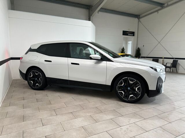 BMW iX xDrive40 Sportpaket Navi*LASER*HUD*22Zoll* 32.335 km 44.700 &euro; Gebesee 99189
