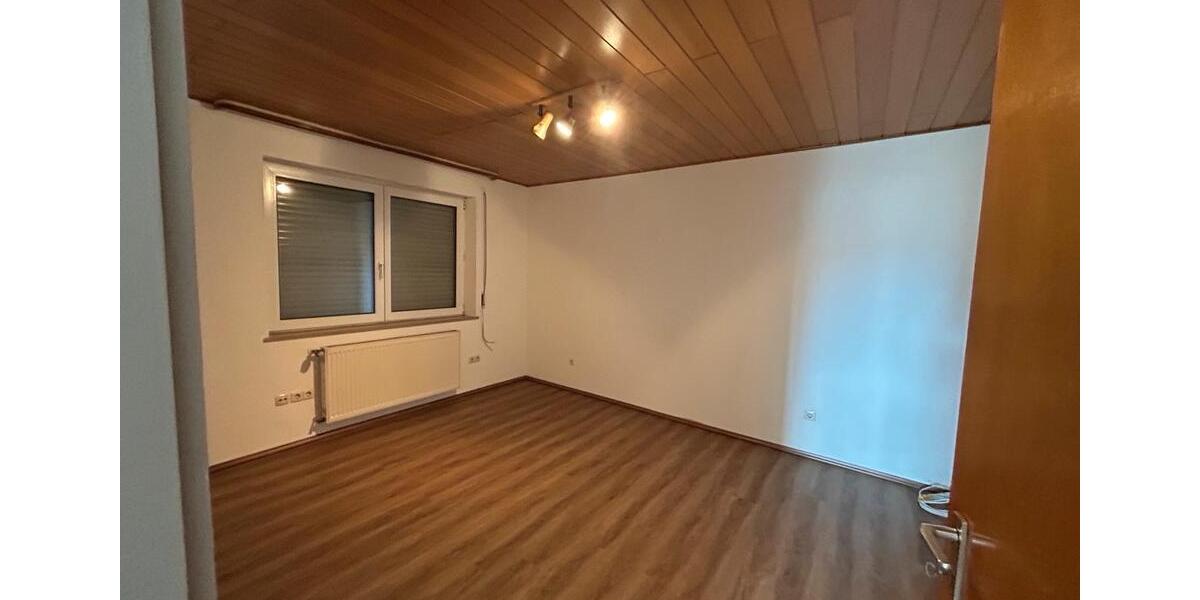 Dachgeschoßwohnung Mitteleschenbach - 3 Zimmer, 85 m&sup2;, 600&euro; | Angebot:26700379