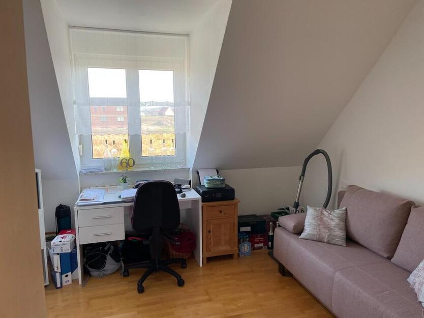 Sonnige, hochwertig ausgestattete Wohnung mit Balkon und Garage zimmer