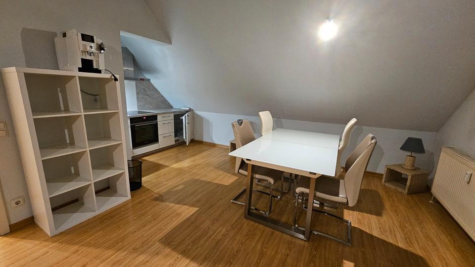 Dachgeschoßwohnung Wiesbaden Biebrich - 2.5 Zimmer, 80 m&sup2;, 1.000&euro; | Angebot:25986507