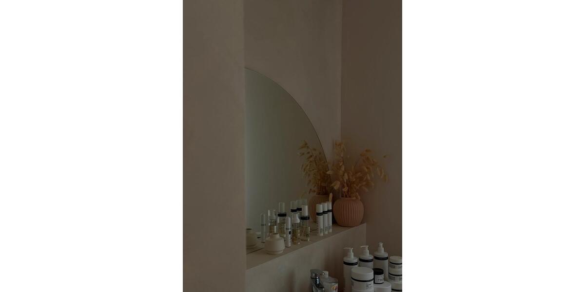 Gemütlicher Kosmetikraum zu vermieten. PraxisBüro zimmer