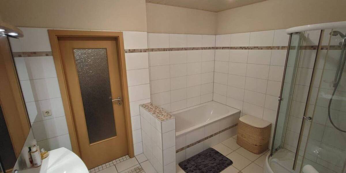 HalleSüdliche Innenstadt: Flexible Büro-Praxisfläche mit separater Wohnmöglichkeit und Garten 9 zimmer