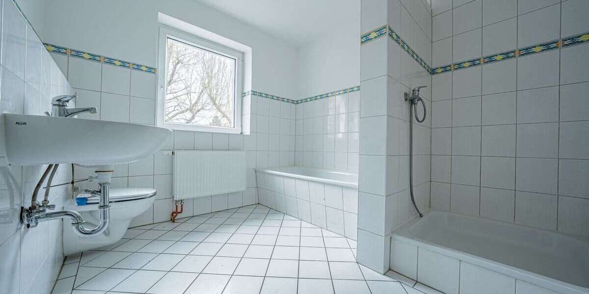 Zweifamilienhaus in ruhiger Naturlage mit Wassernähe– saniertes ehemaliges Bahnhofs-Häuschen - Zweifamilienhaus Sternebeck | Angebot:26095138
