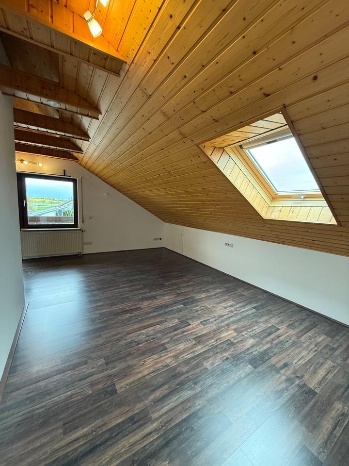Charmantes DG mit Balkon, Garage & Keller in 72184 Weitingen