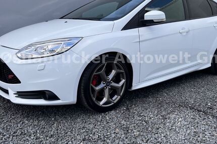Ford Focus 90.000 km 13.990 &euro; Georgsmarienhütte 49124
