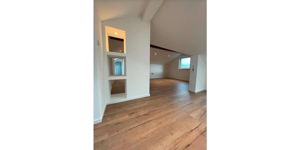 2,5-Zimmer Dachgeschosswohnung mit Gartenanteil in gehobenem Stil 2.5 zimmer