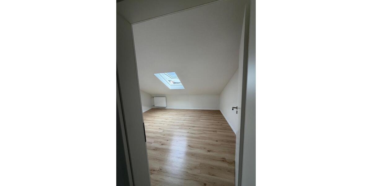 Dachgeschoßwohnung Sinsheim - 3 Zimmer, 77 m&sup2;, 1.100&euro; | Angebot:25050323
