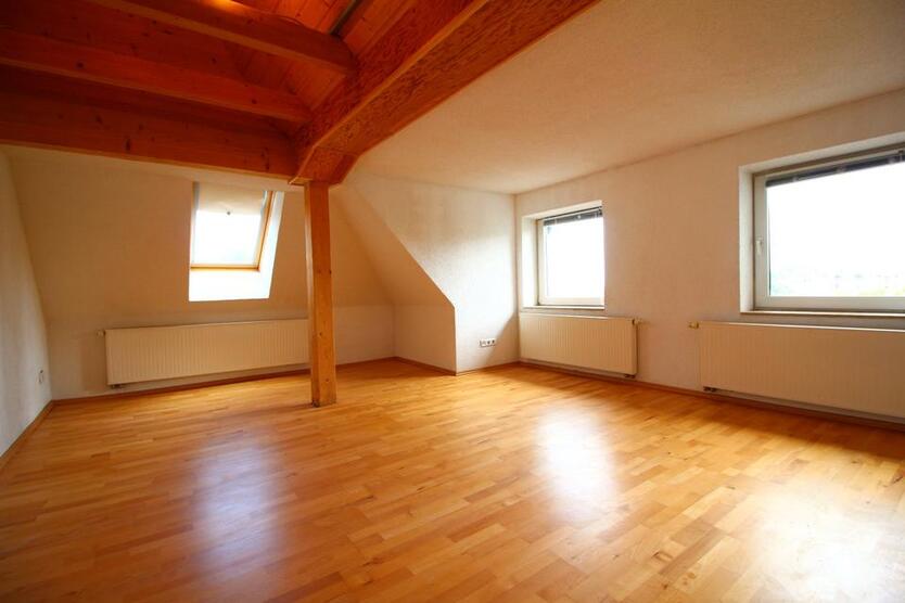 Helle 3 Zimmer Dachgeschoßwohnung mit EBK und Balkon