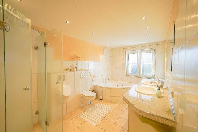 Freistehendes Einfamilienhaus mit Garten und Sonnenbalkon zimmer